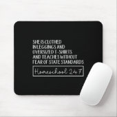 Sie ist in Leggings und überzogen S und Tee. Mousepad (Mit Mouse)