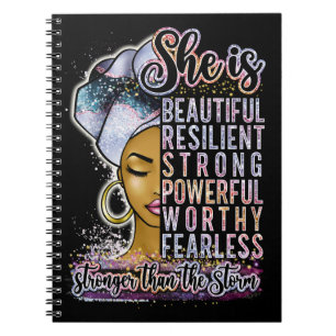 Sie ist Königin Schwarz Melanin Frau Brown Skin Notizblock