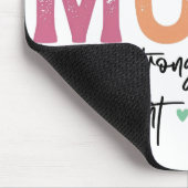 Sie ist Mama: Loved, Strong, Worthy, Importy, Beau Mousepad (Ecke)