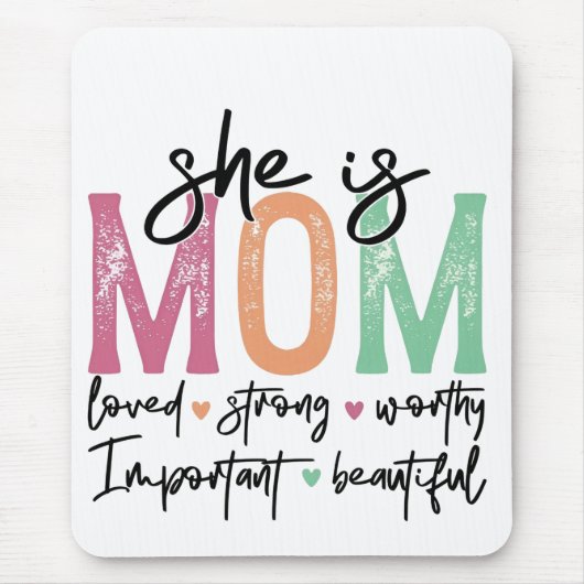Sie ist Mama: Loved, Strong, Worthy, Importy, Beau Mousepad (Vorne)
