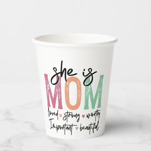 Sie ist Mama: Loved, Strong, Worthy, Importy, Beau Pappbecher (Vorderseite)