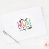 Sie ist Mama: Loved, Strong, Worthy, Importy, Beau Runder Aufkleber (Umschlag)