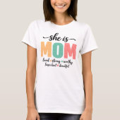 Sie ist Mama T-Shirt (Vorderseite)