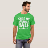 Sie ist mein Betrunkeneres halb St. Patricks Day C T-Shirt (Vorne ganz)