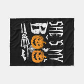 Sie ist mein Boo Skeleton Hand Pumpkin Halloween M Fleecedecke (Vorderseite (Horizontal))