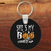 Sie ist mein Boo Skeleton Hand Pumpkin Halloween M Schlüsselanhänger (Vorderseite)