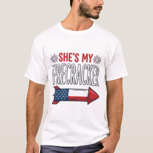 Sie ist mein Feuerwerk-Patriotisches-Paar-Design_1 T-Shirt