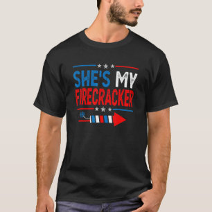 Sie ist mein Firecracker Seine und Seine 4. Juli M T-Shirt