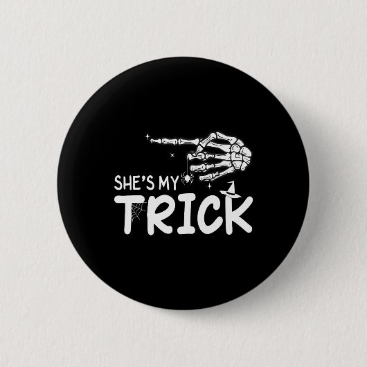 Sie ist mein Trick Couples Skeleton Hand Halloween Button (Vorderseite)