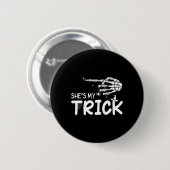 Sie ist mein Trick Couples Skeleton Hand Halloween Button (Vorne & Hinten)