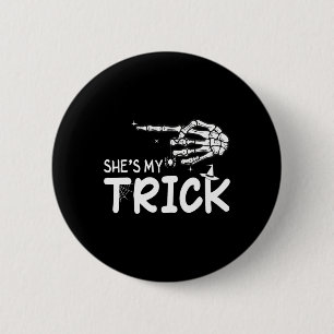 Sie ist mein Trick Couples Skeleton Hand Halloween Button