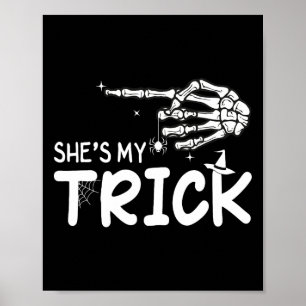 Sie ist mein Trick Couples Skeleton Hand Halloween Poster
