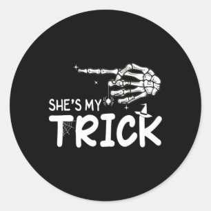 Sie ist mein Trick Couples Skeleton Hand Halloween Runder Aufkleber