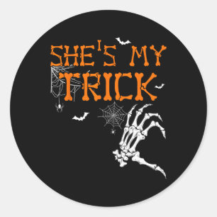 Sie ist mein Trick Hes ist meine Leckerei Hallowee Runder Aufkleber