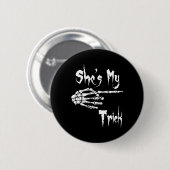 Sie ist mein Trick Skeleton Halloween Easy Couples Button (Vorne & Hinten)
