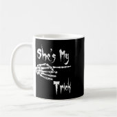 Sie ist mein Trick Skeleton Halloween Easy Couples Kaffeetasse (Links)