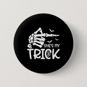 Sie ist mein Trick Skeleton Hand Halloween Kostüm  Button
