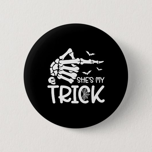 Sie ist mein Trick Skeleton Hand Halloween Kostüm Button (Vorderseite)