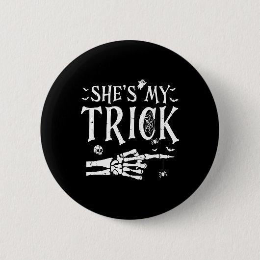 Sie ist mein Trick Skeleton Hand Halloween Kostüm Button (Vorderseite)