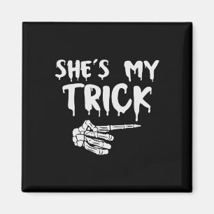 Sie ist mein Trick Skeleton Hand Halloween Kostüm Magnet