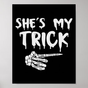 Sie ist mein Trick Skeleton Hand Halloween Kostüm  Poster