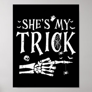 Sie ist mein Trick Skeleton Hand Halloween Kostüm  Poster