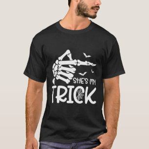 Sie ist mein Trick Skeleton Hand Halloween Kostüm T-Shirt