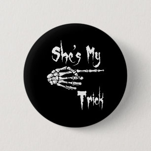 Sie ist mein Trick-Skelett-Halloween-Easy-Couples- Button