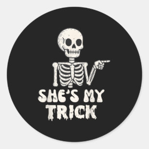 Sie ist mein Trick-Skelett-Paar passendes Hallowee Runder Aufkleber
