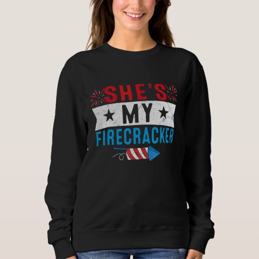 Sie ist meine Firecracker 4. Juli Matching Paare Sweatshirt (Vorderseite)