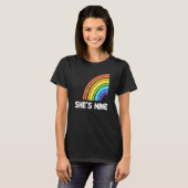 Sie ist meine Lesben Matching Paare Rainbow P T-Shirt (Vorne ganz)