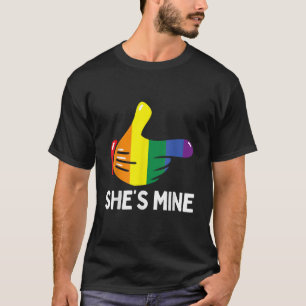 Sie ist meine Regenbogenflagge Lesbian Pride LGBTQ T-Shirt