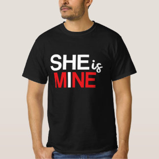 Sie ist meine romantische Freundin T-Shirt