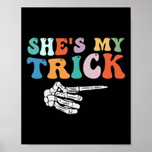 Sie ist meine Trick Skeleton Hand Halloween Paare Poster