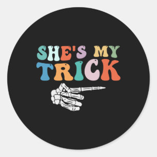 Sie ist meine Trick Skeleton Hand Halloween Paare Runder Aufkleber