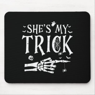 Sie ist meine Trick-Skelett-Hand-Halloween-Kostümp Mousepad