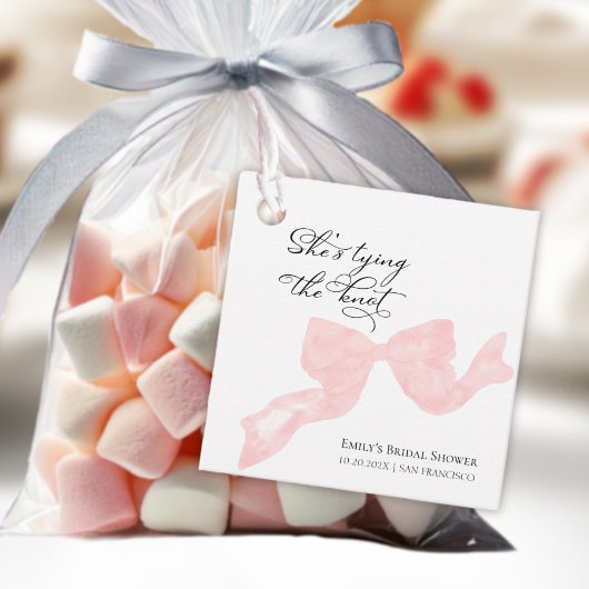 Sie ist mit dem Brautparty "Knot Bow" beschäftigt. Geschenkanhänger