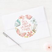 Sie ist mit den Sprichwörtern Stärke und Würde bed Runder Aufkleber (Umschlag)