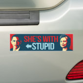 Sie ist mit dummem Obama - Anti-Obama Anti-Hillary Autoaufkleber (Auf Auto)