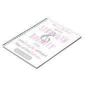 sie ist mit Festigkeit & Würde Sprichwörtern bekle Notizblock (Linke Seite)