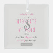 sie ist mit Festigkeit & Würde Sprichwörtern bekle Ornament Aus Glas (Rückseite)