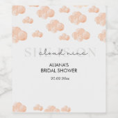 Sie ist On Cloud 9 Brautparty Minimal Pastel Weinetikett (Einzelnes Label)