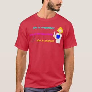 sie ist organisiert sie ist fleißig sie ist Chemik T-Shirt