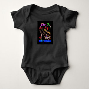 Sie ist schön stark unaufhaltsam baby strampler