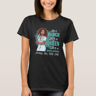Sie ist schwarz. Sie ist eine Königin. Sie ist med T-Shirt