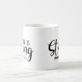 Sie ist stark - Sprichwörter 31:25 Kaffeetasse (Mittel)