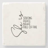 Sie ist stark tapfer brummig und voller Feuer Insp Steinuntersetzer (Vorderseite)