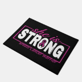 Sie ist STRONG... Brustkrebs-Doormat Fußmatte (Schrägansicht)
