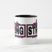 Sie ist STRONG.. Brustkrebs Tasse (Zentrum)