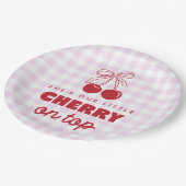 Sie ist unsere Kirsche auf dem rosa Gingham-Geburt Pappteller (Schrägansicht)